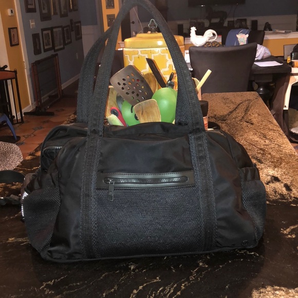 Lululemon black gym bag medium gym bag size